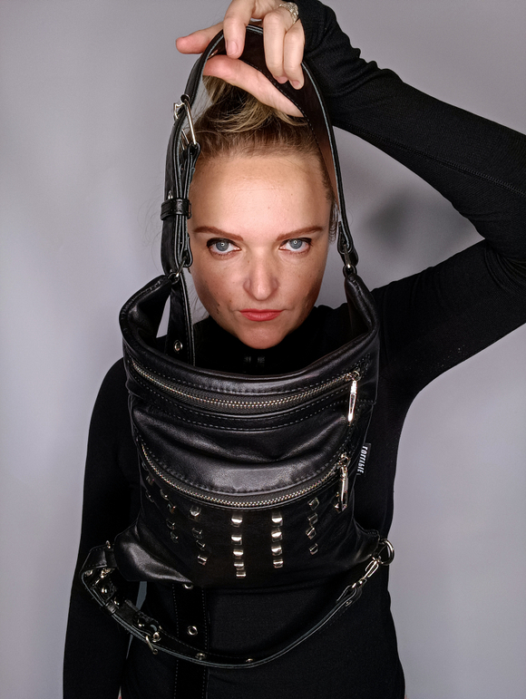 Сумка на бедро кожаная с шипами