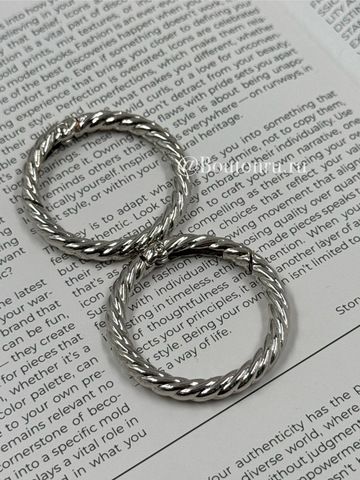 Карабин-кольцо крученое серебристое