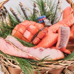 Рыбная подарочная корзина «Много рыбы»