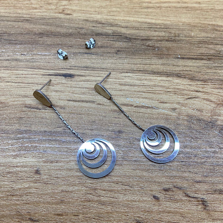 Серьги-гвоздики капля перевернутая жгутики 4 круга в одном цвет серебристый
