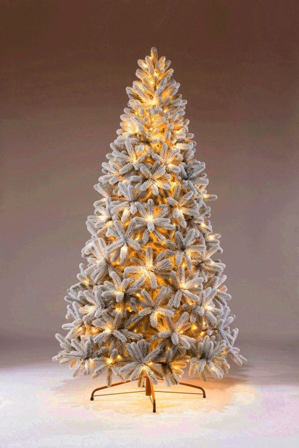 Заснеженная елка с гирляндой встроенной «Русская Императрица» (Литая хвоя) 3 м