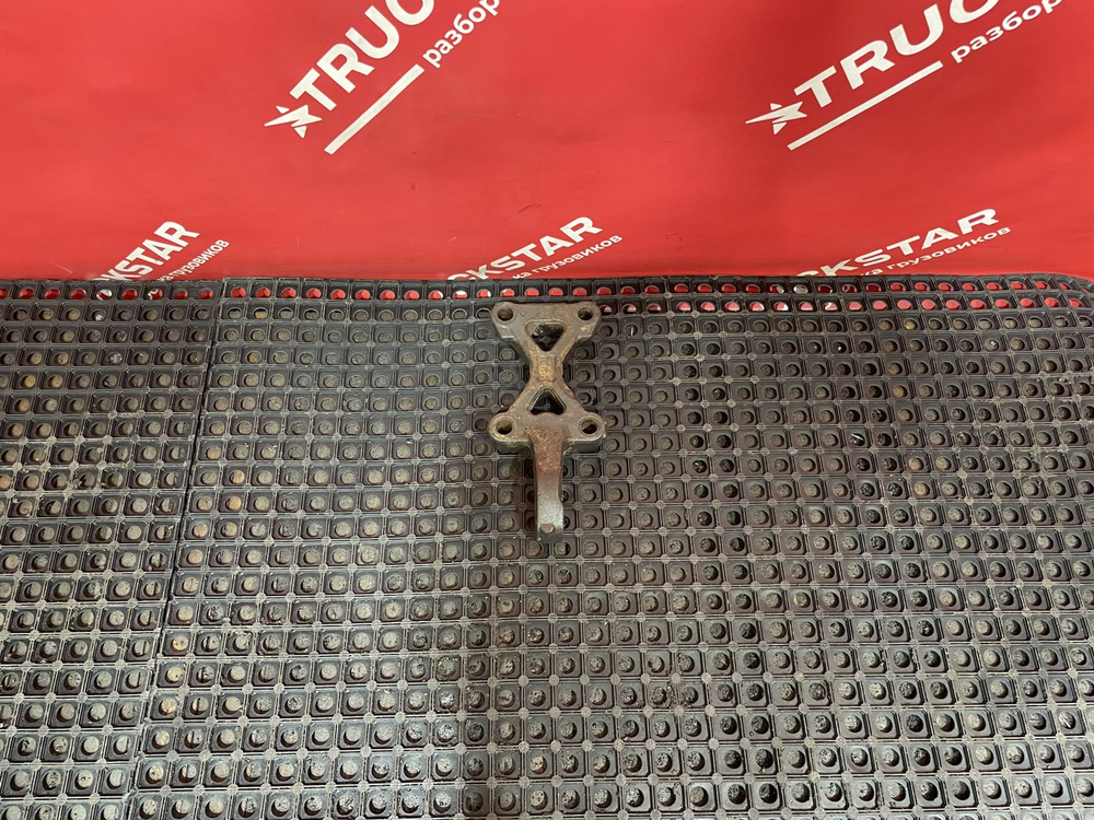 Кронштейн заднего амортизатора левый