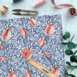 Ткань таффета мелкие пастельные бутоны роз на голубом фоне