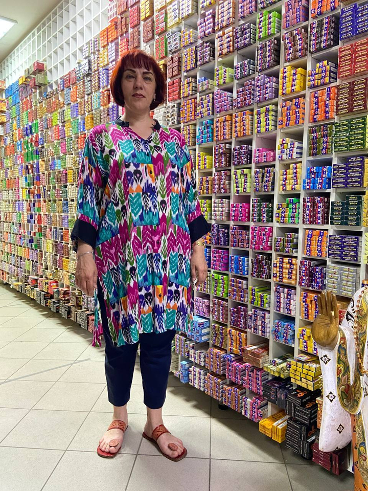 Блузка-туника TOPSHOP "Узоры, абстракция", вискоза (креп), пуговицы спереди, цвет розовый бирюзовый белый черный, длина 95 см