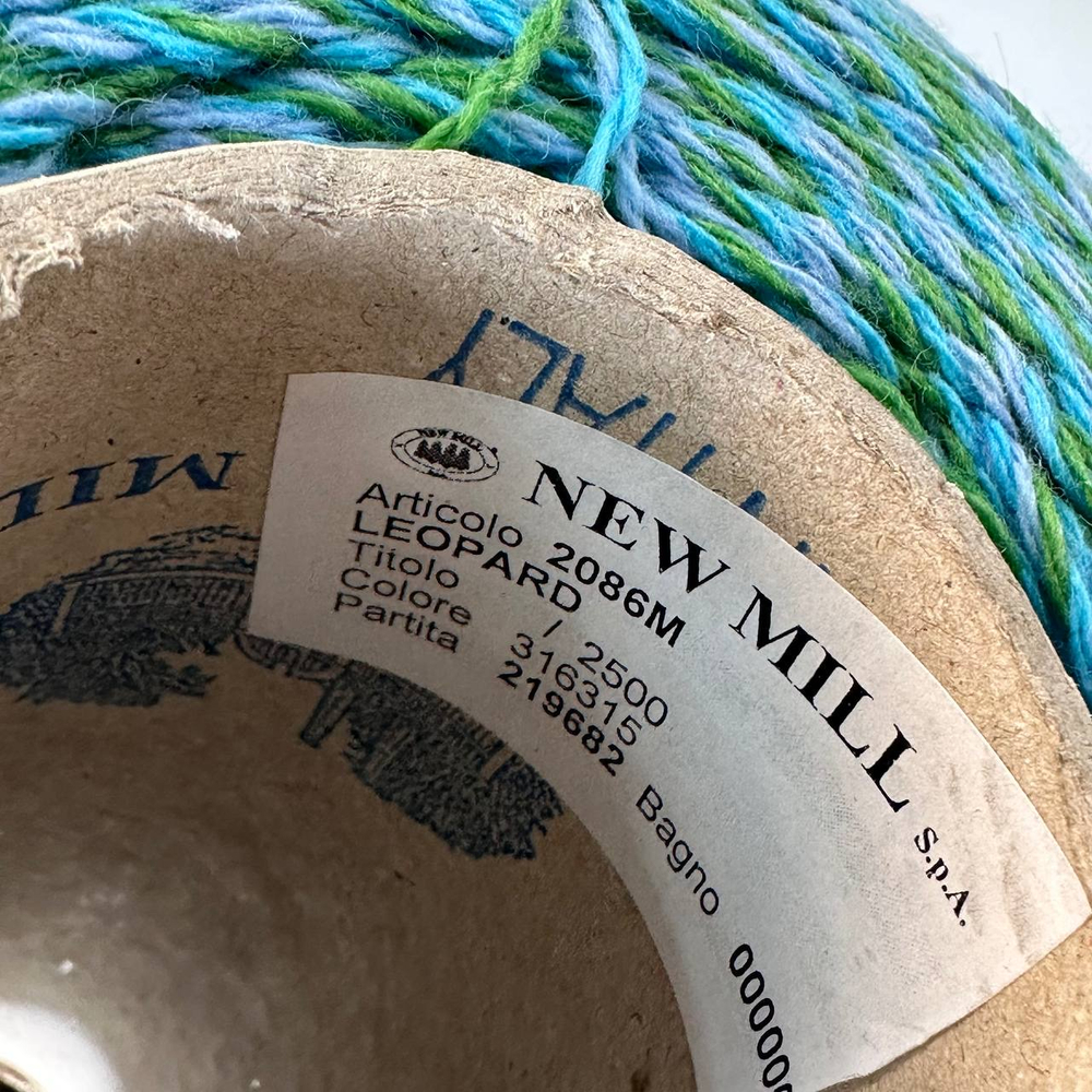 LEOPARD - NEW MILL; 80% меринос, 20% п/а; 250м/100гр; col. 316315, скрутка из нитей сиреневого, лазурного и зелёного цвета; S503