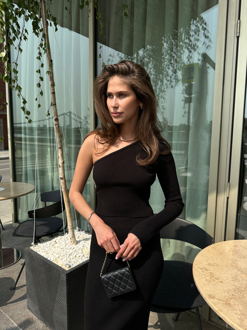 Топ из трикотажа лапша на одно плечо черный