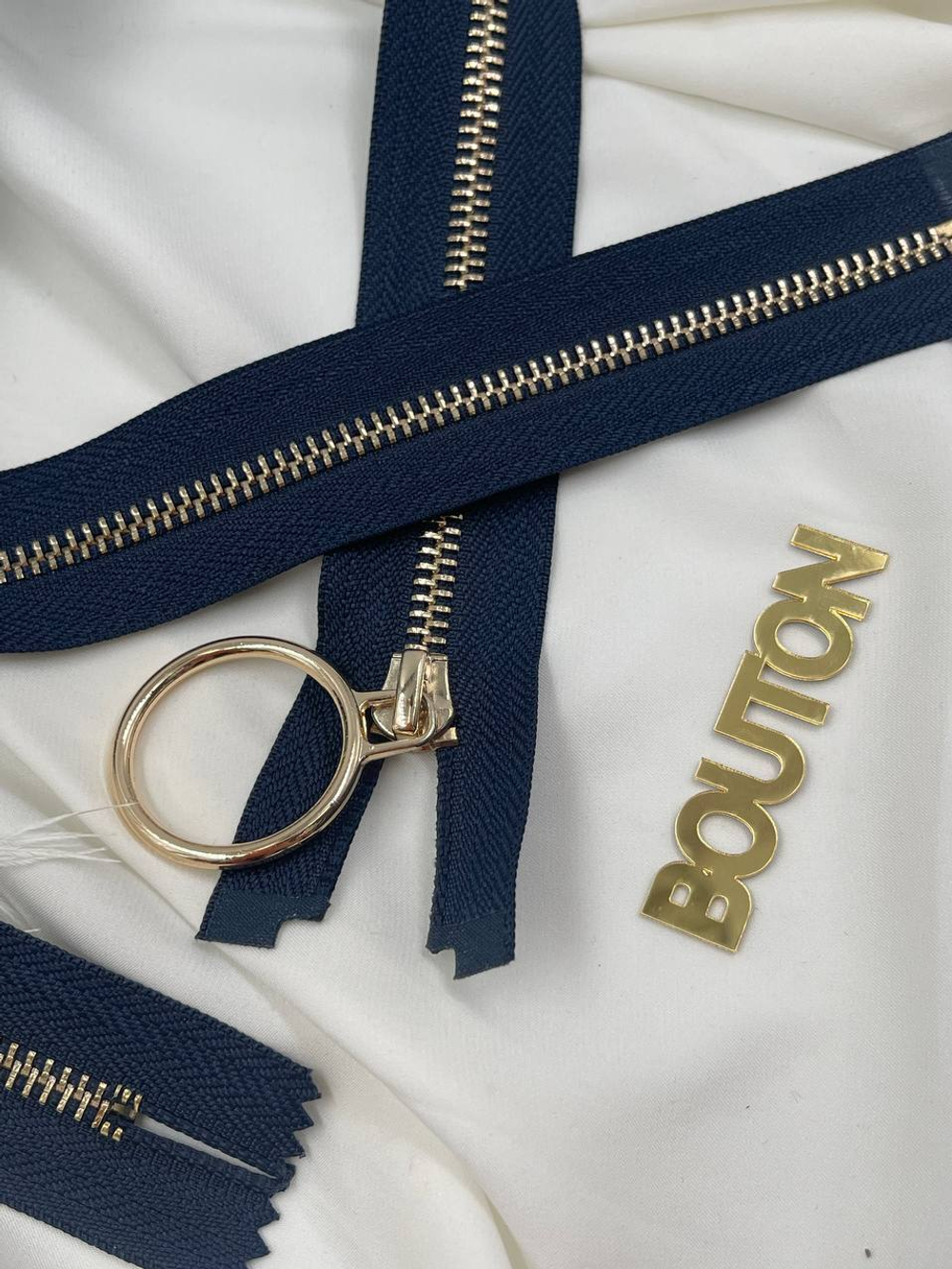 Молния темно-синяя с золотистым массивным кольцом