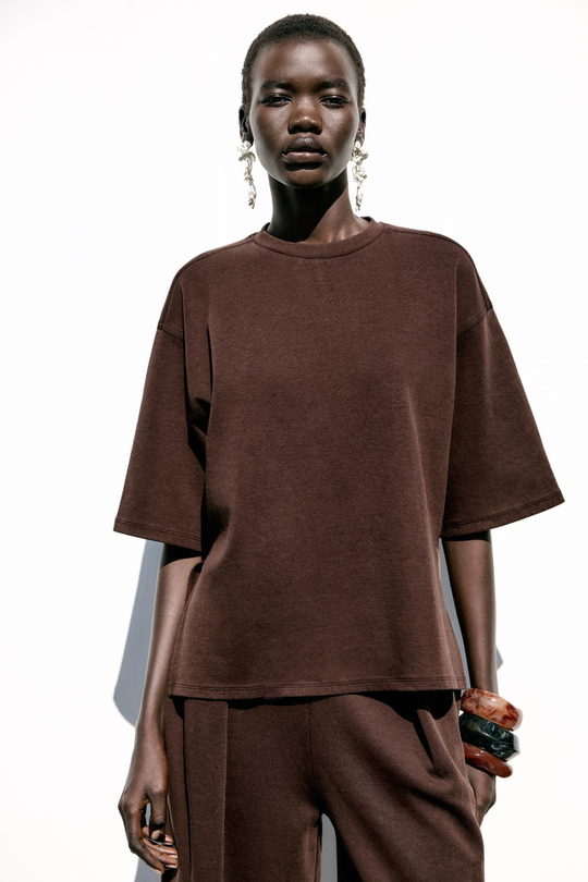 ZARA ФУТБОЛКА ИЗ ТКАНИ С ЭФФЕКТОМ ПОТЕРТОСТИ, ТЕМНО-КОРИЧНЕВЫЙ