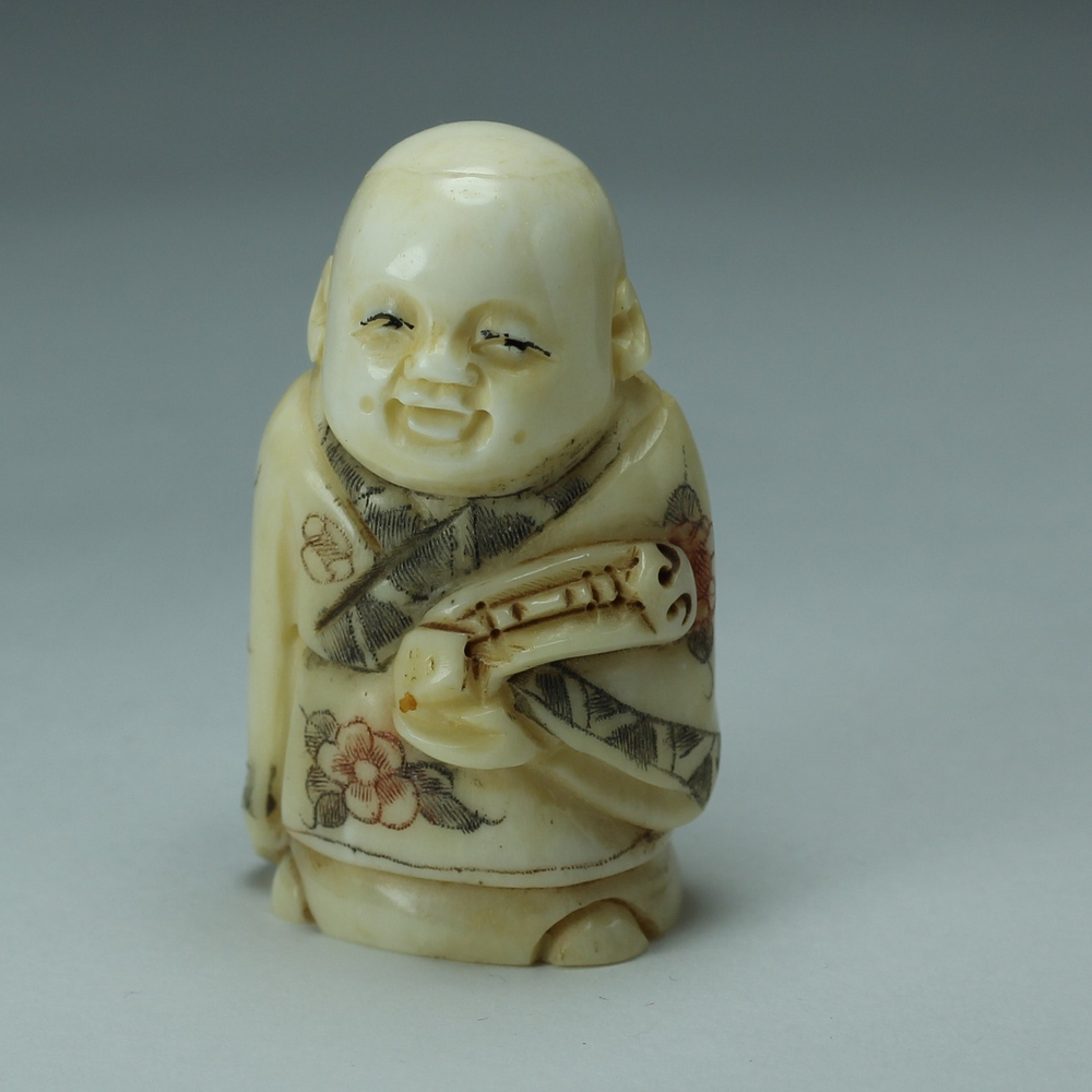 Нэцкэ Мальчик со струнным инструментом