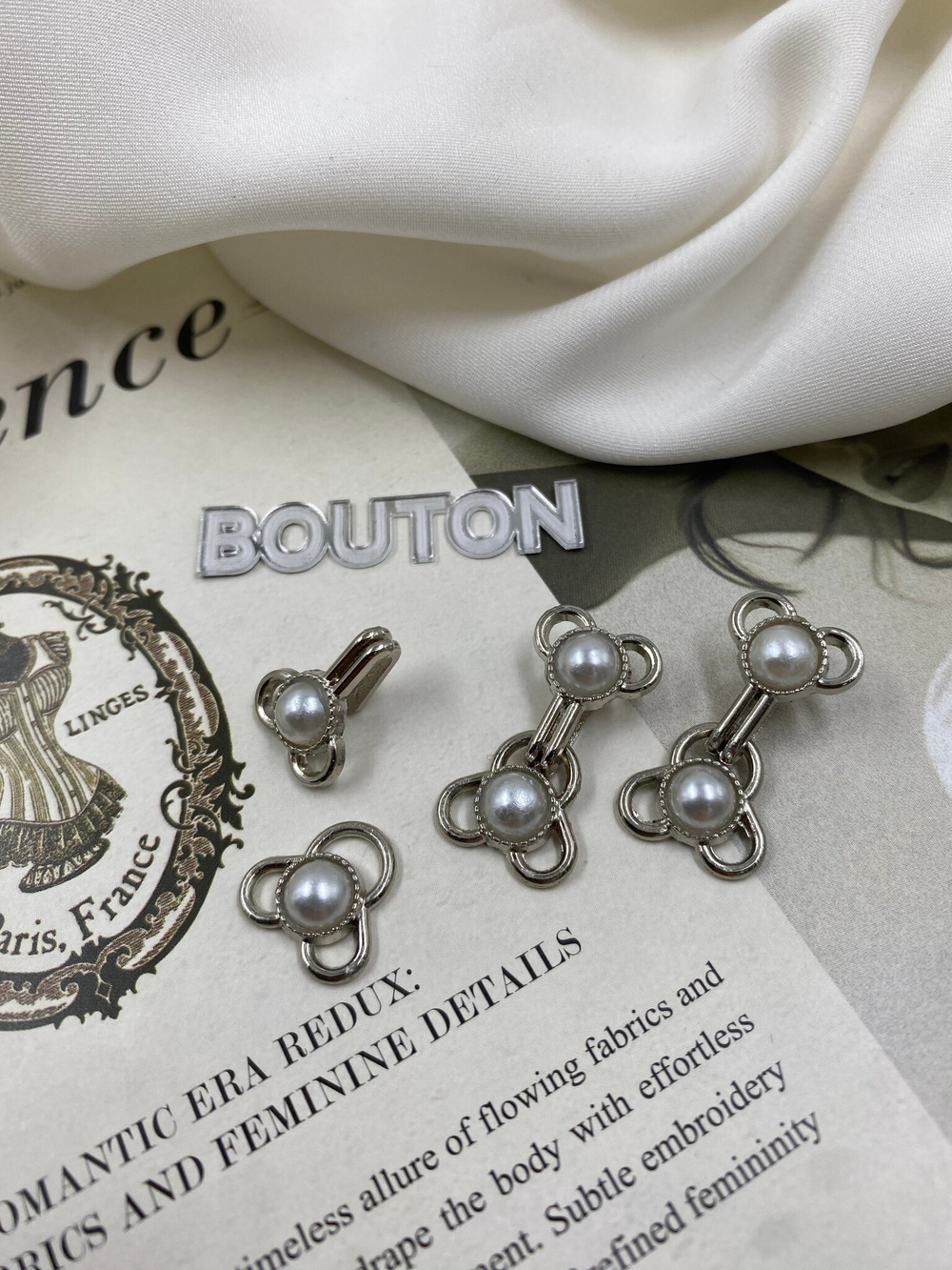 Крючок-застежка серебристый с жемчугом ажурный