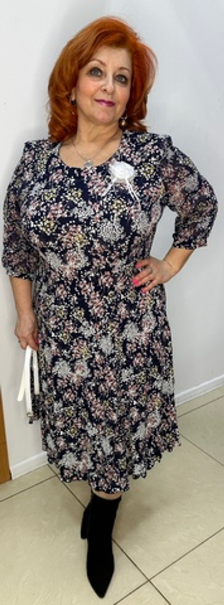 Трикотажное цветное платье с брошью и пояском