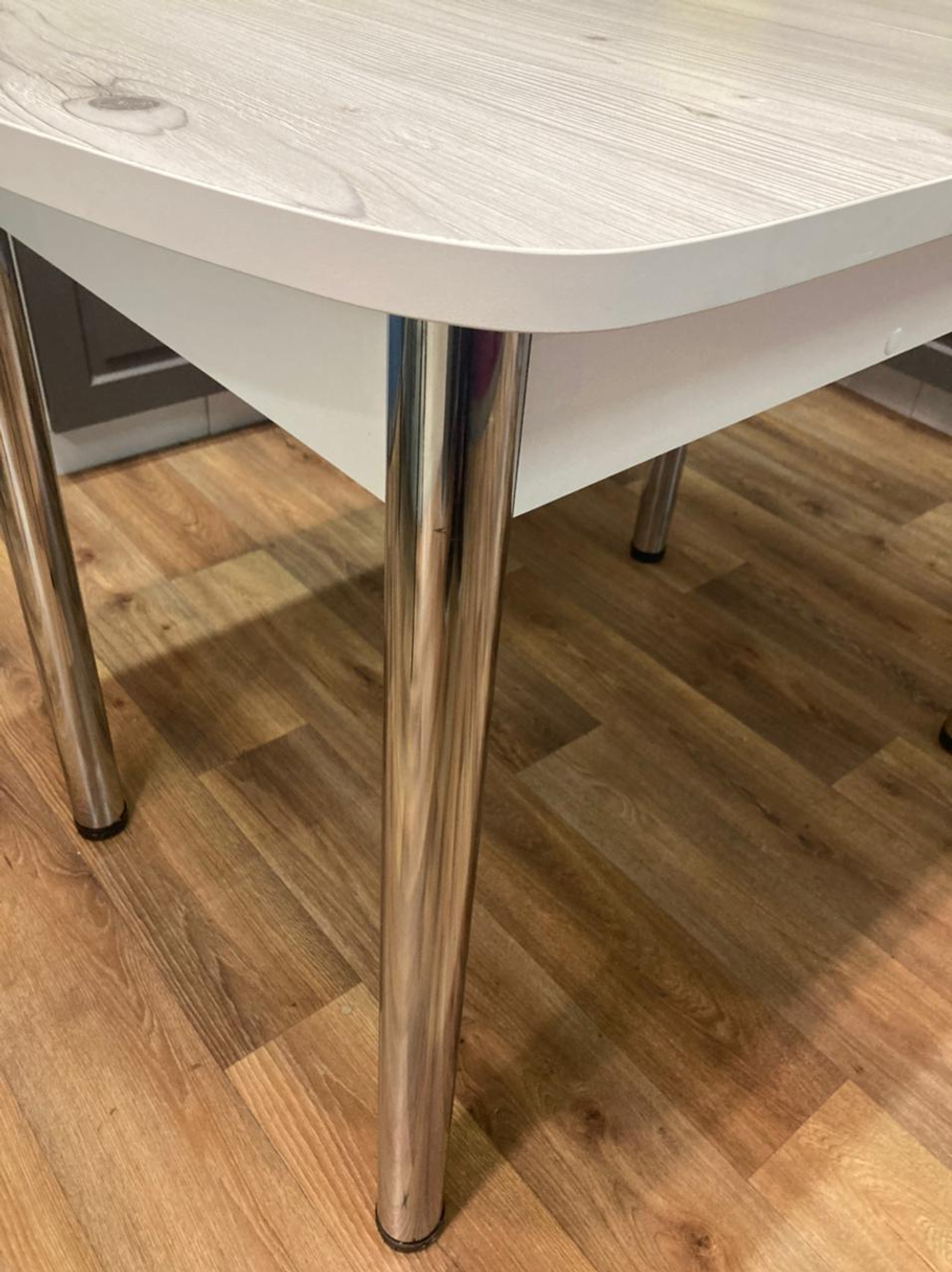 Стол разд Пластиковый подстолье прямое хром Царг.пояс белый Ст-ца бискайская сосна