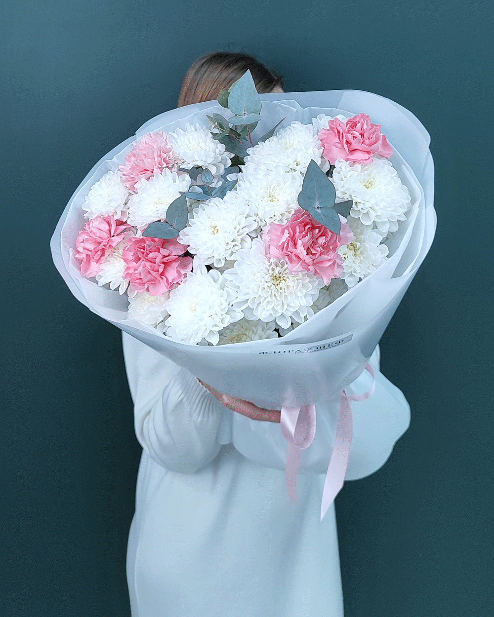 Букет из диантусов,хризантемы и эвкалипта(00427)