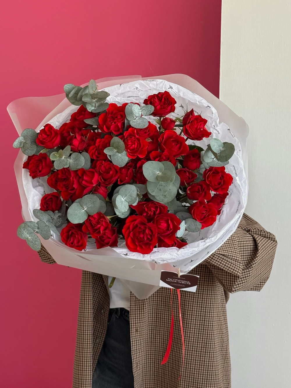 предзаказ - моно букет из кустовых красных роз и эвкалипта