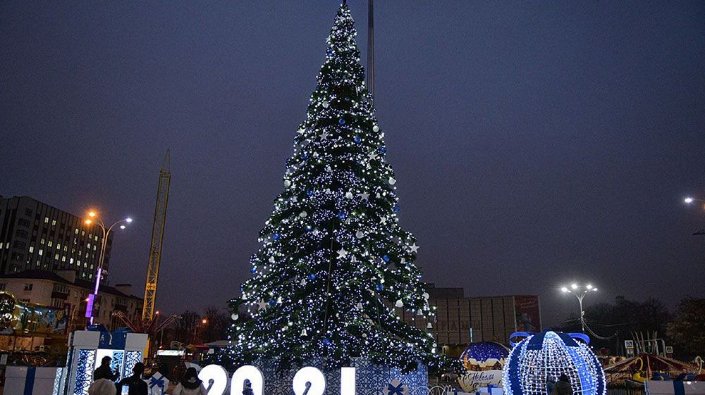 Светодинамическая елка ствольная - встроенная гирлянда: Холодный свет - "Таежная" от 11 до 21 м