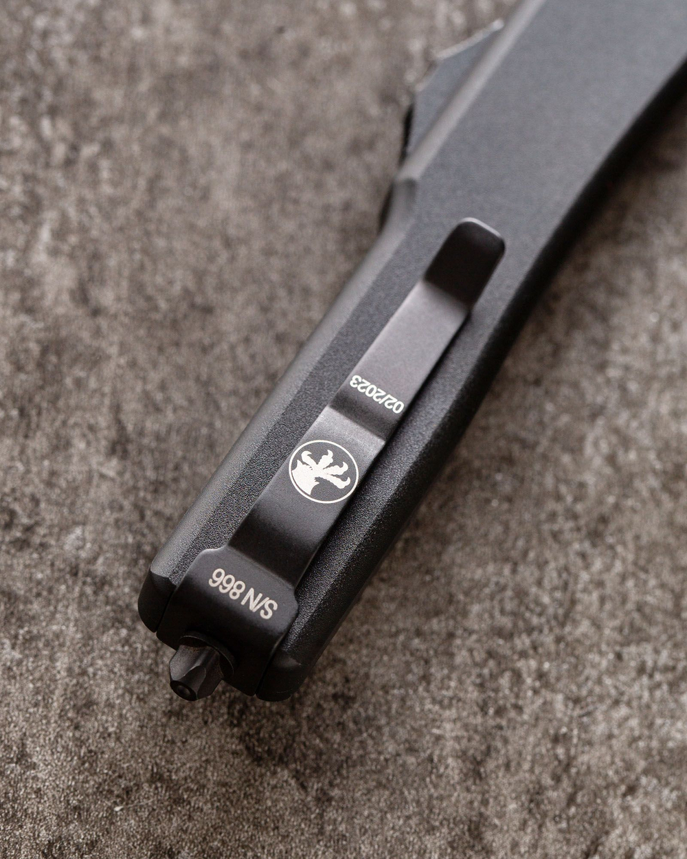 Автоматический складной нож Microtech UTX-70 Hellhound DLC Blade Signature Series 419-1DLCTS (черный-черный) фронталка/выкидуха