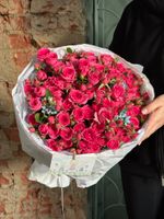 Букет из яркой кустовой пионовидной розы и оксипеталума