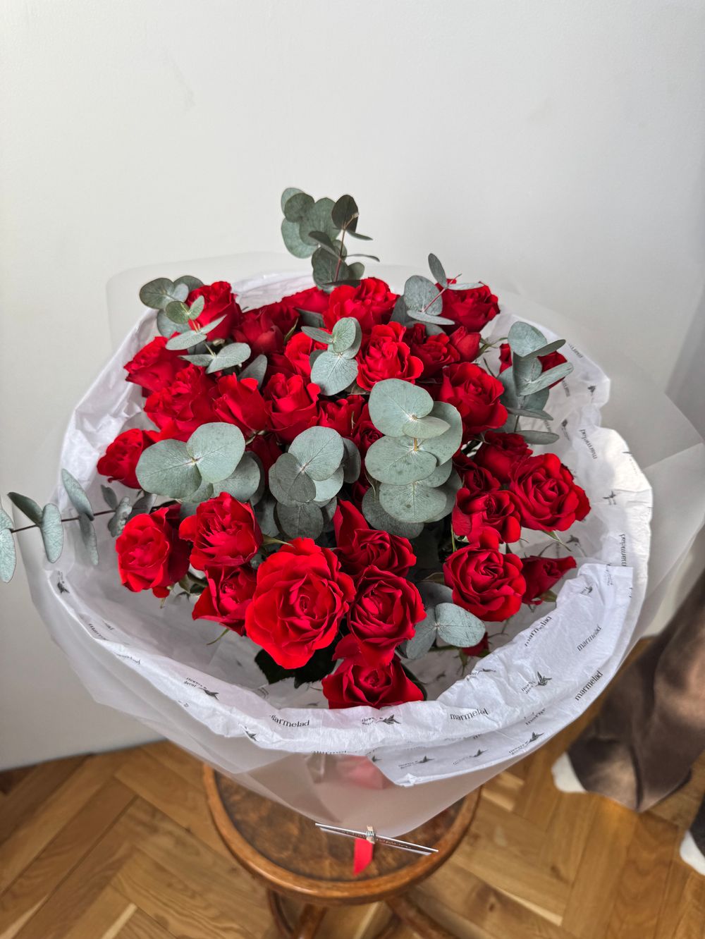 Моно букет из кустовых красных роз и эвкалипта