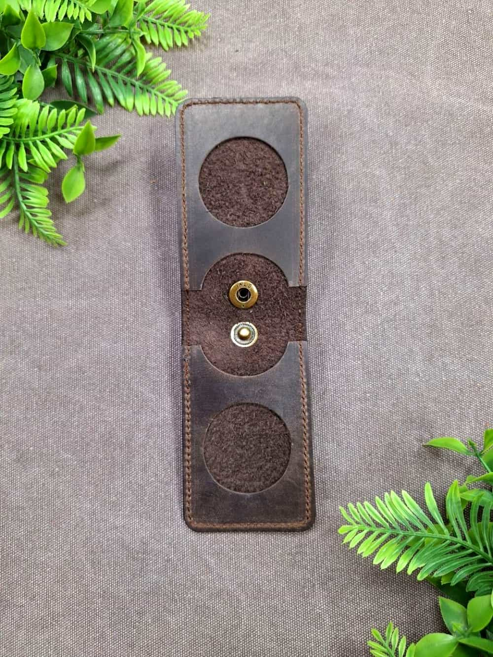 Фото органайзера из натуральной кожи бейдж для пропуска удостоверения банковской карты в разложенном виде цвет тёмно-коричневый