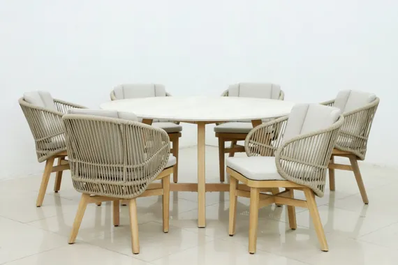 Стол Mali Ø150 см из массива эвкалипта и травертина