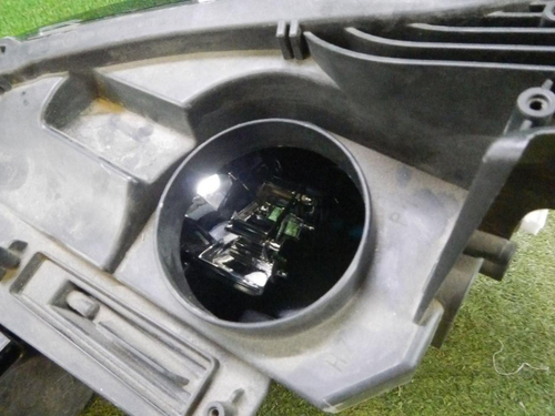 Битая Фара правая Peugeot 3008 2 (2016-2020) галоген