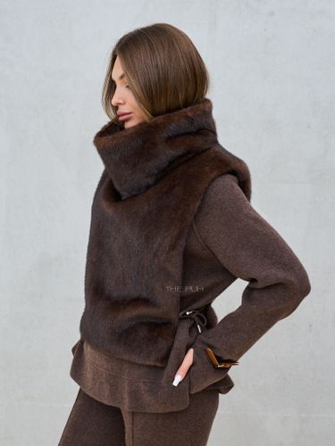 Шоколадная манишка из эко-меха с завязками