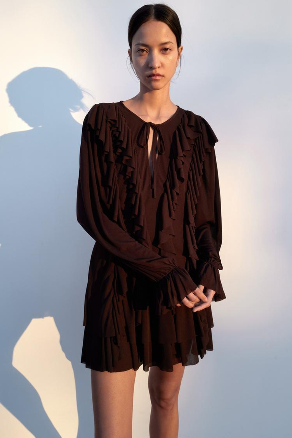 ZARA КОРОТКОЕ ПЛАТЬЕ С ВОЛАНАМИ, ШОКОЛАДНЫЙ