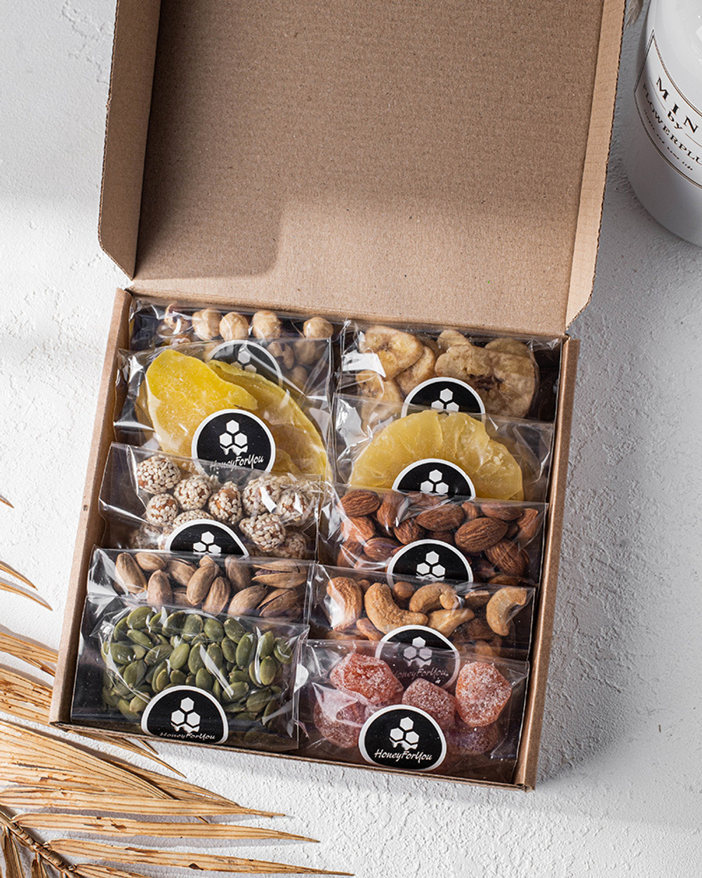 Подарочный набор орехов и сухофруктов