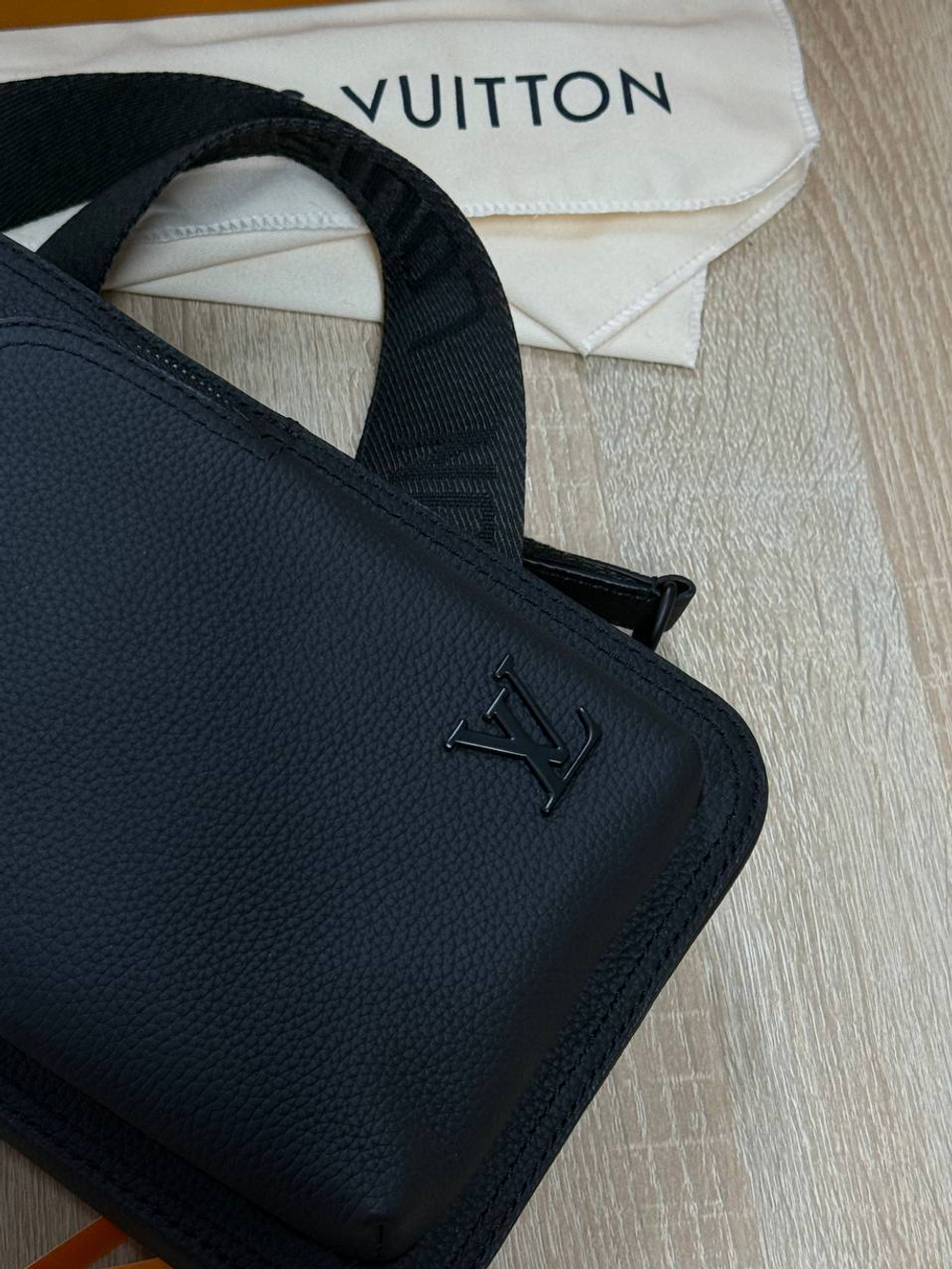 Сумка-слинг Louis Vuitton