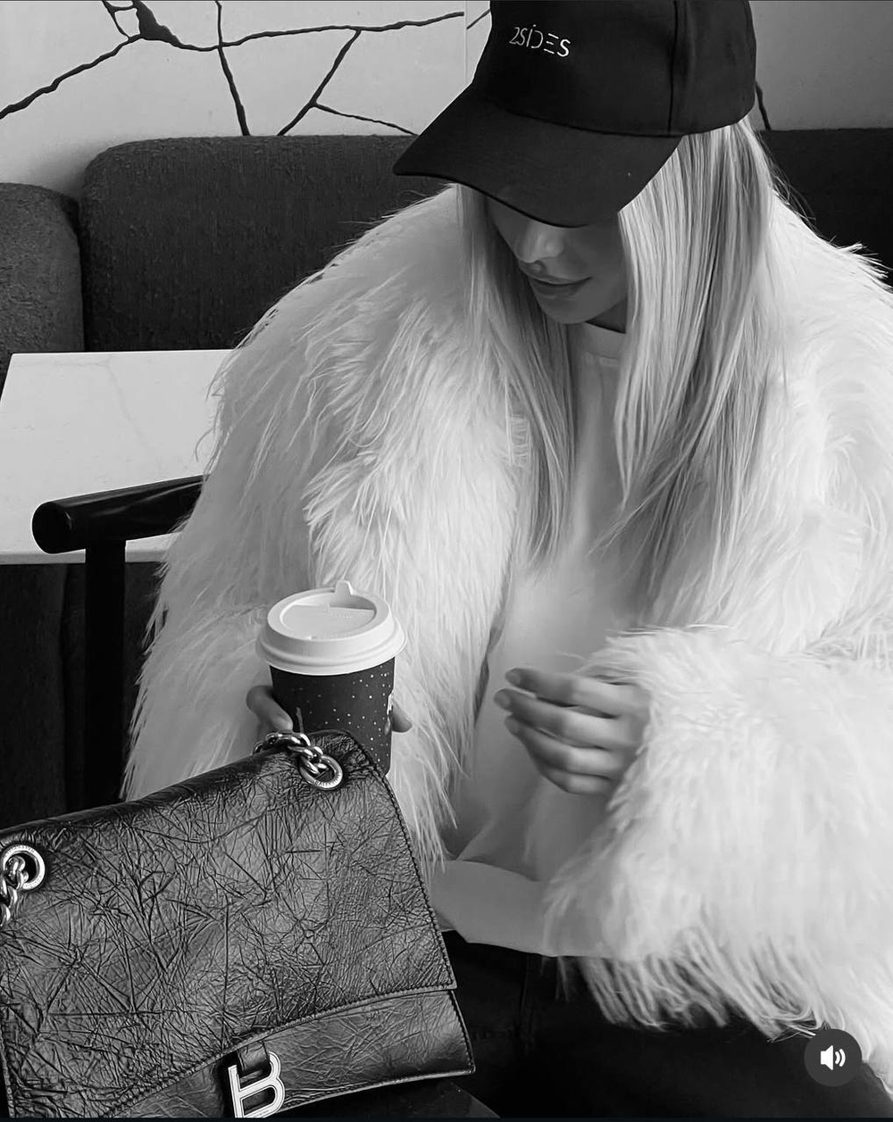 Шуба из эко-меха страуса молочная