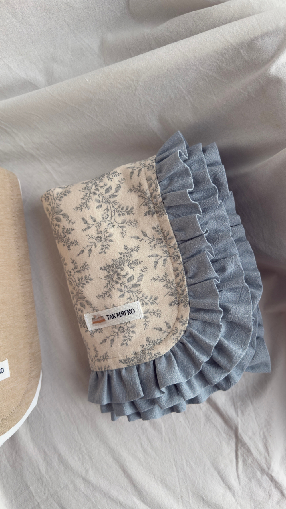 Непромокаемая пеленка 50х70 Серые веточки с голубым