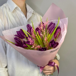 «Сливовый этюд» букет из тюльпанов и лимониума