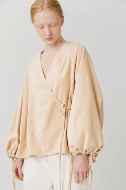Блузка на запах из бежевого бархата