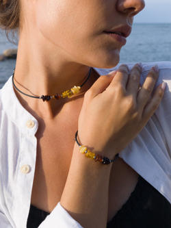 Комплект из чокера и браслета. Натуральный цельный янтарь