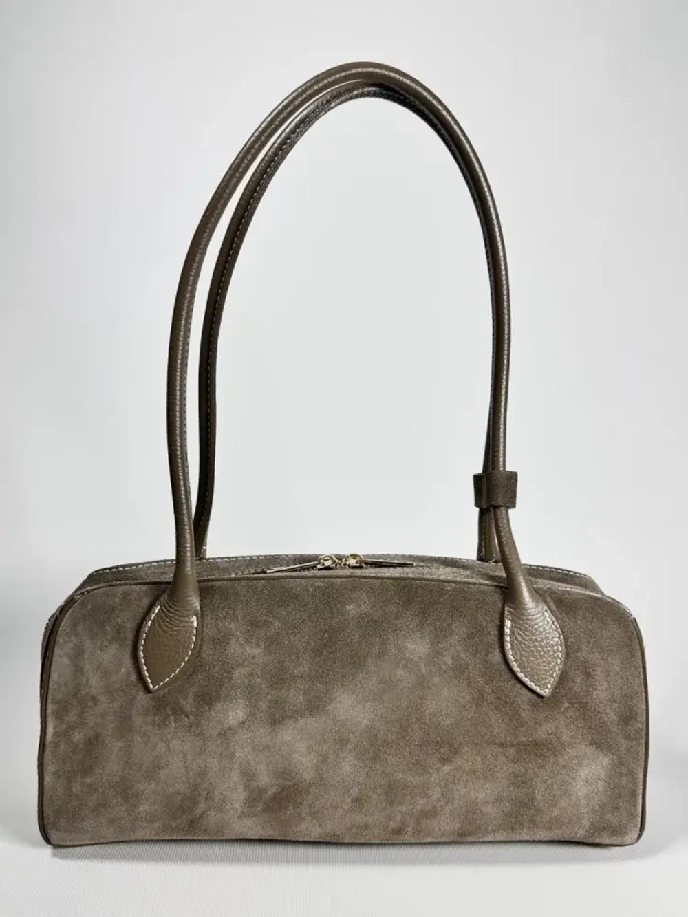 Женская сумка-багет из натуральной замши цвета тауп