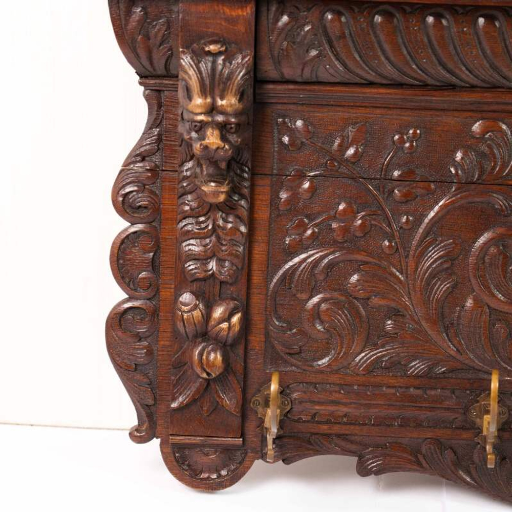 Антикварная настенная вешалка в классическом стиле