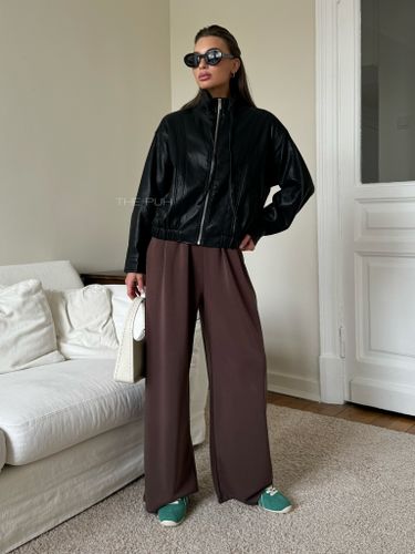 Черная куртка-бомбер из эко-кожи с завязками