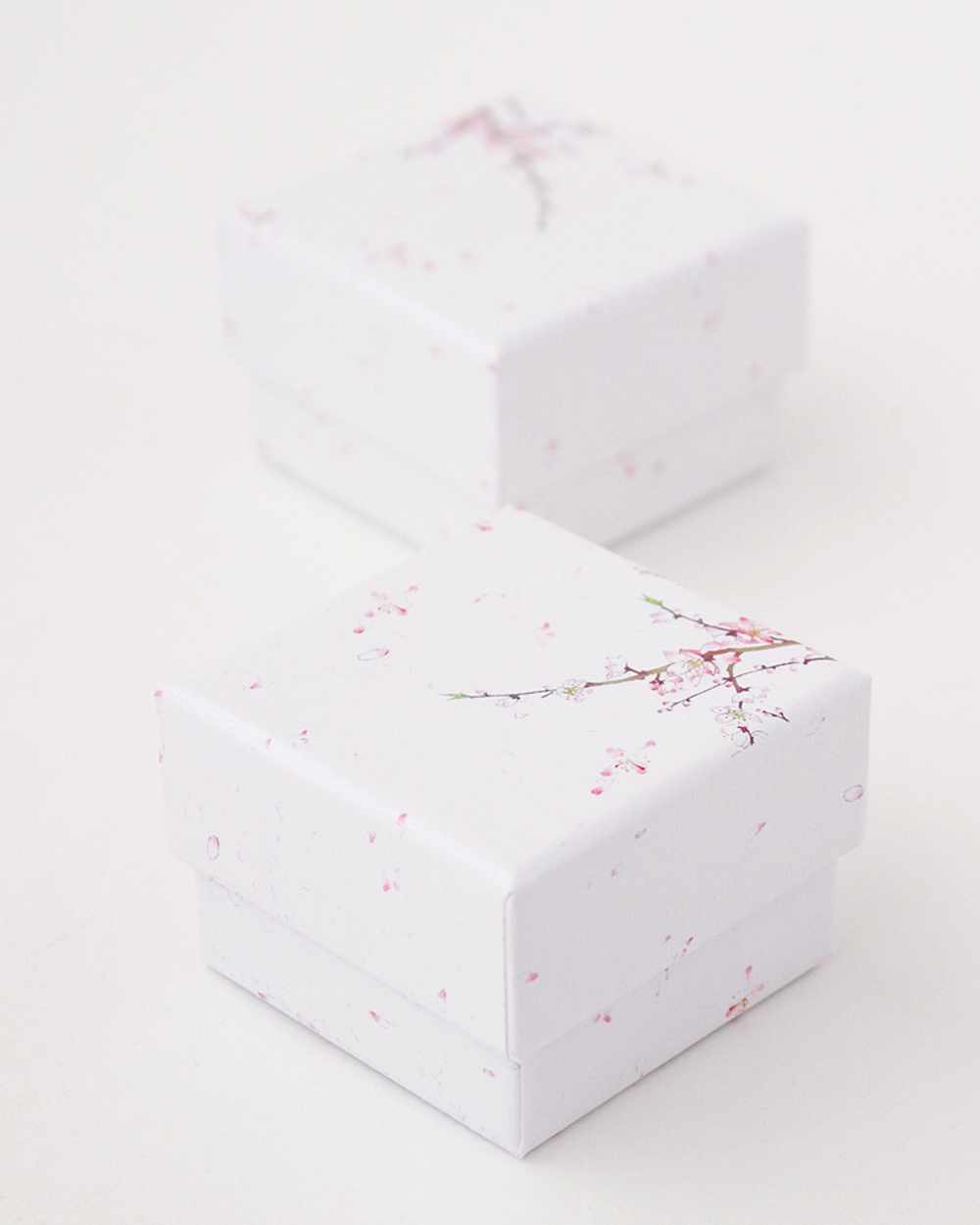 Картонный футляр «Цветущая яблоня» 50x50x35 мм.