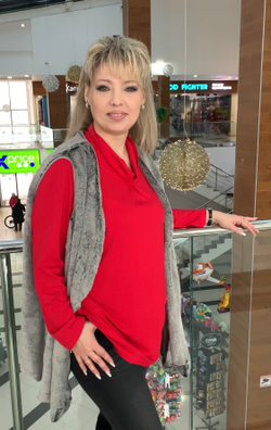 Удлиненный жилет из светлого искусственного меха