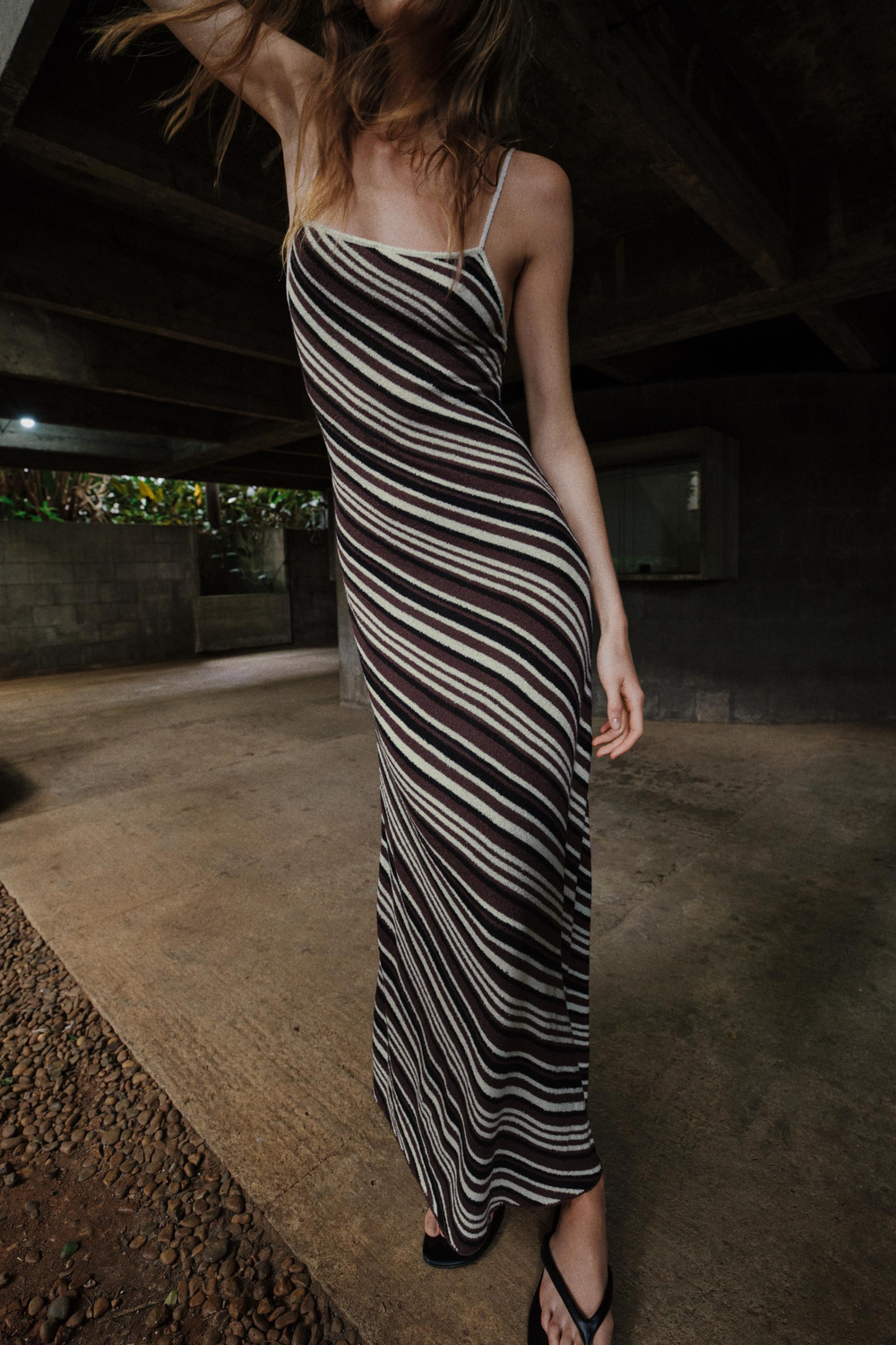 ZARA ПЛАТЬЕ МИДИ С ПОЛОСКАМИ, ЧЕРНЫЙ/КОРИЧНЕВЫЙ