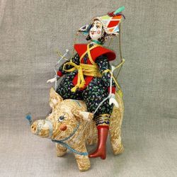 Ёлочная игрушка Клоун на поросёнке