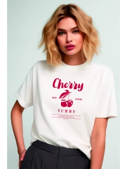 Белая футболка с вишней
