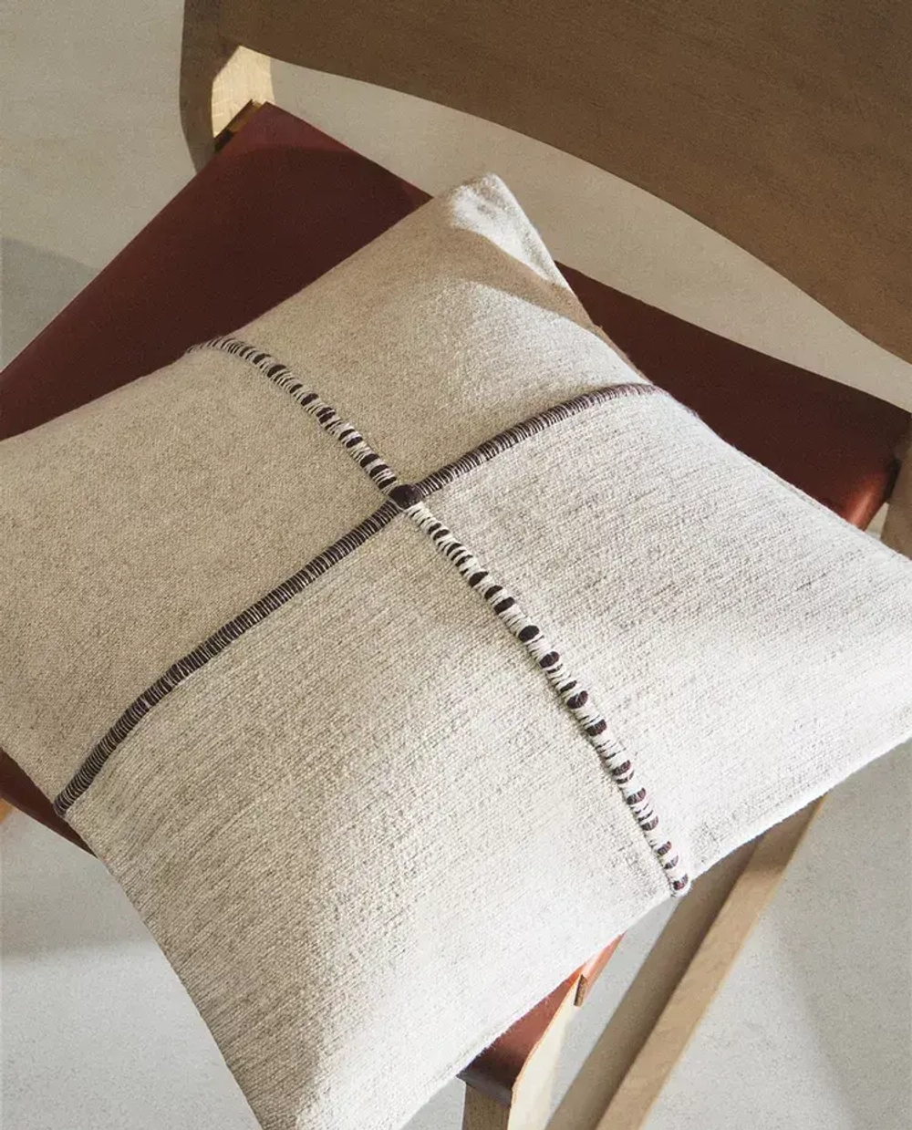 ZARA HOME НАВОЛОЧКА ДЛЯ ДЕКОРАТИВНОЙ ПОДУШКИ С КОНТРАСТНОЙ ЛИНИЕЙ, СВЕТЛО-БЕЖЕВЫЙ