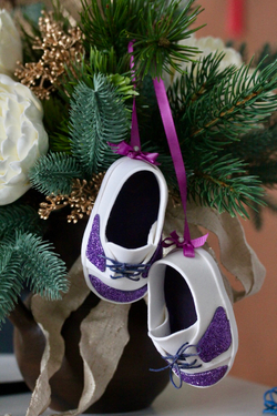 Подвеска "Кеды". Подарок маме малыша. Елочное украшение