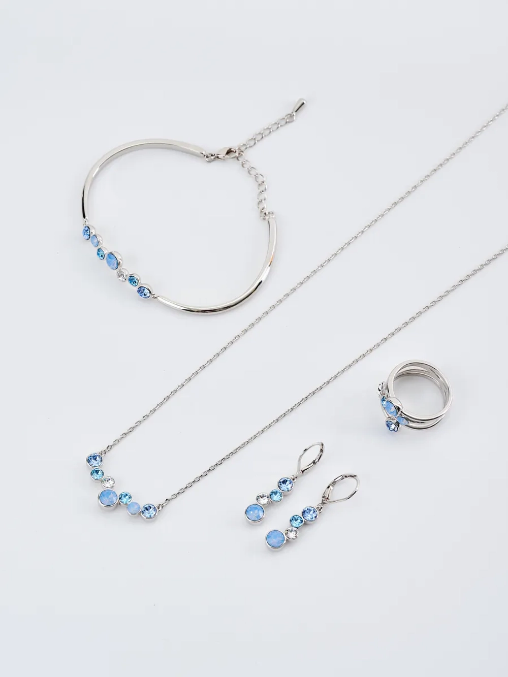 Жесткий браслет Эльза с голубыми камнями Swarovski
