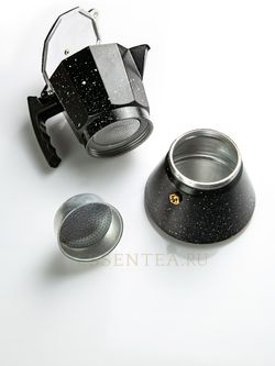 темная гейзерная кофеварка