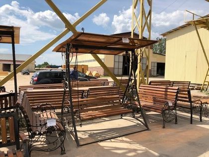 Качели садовые с крышей из поликарбоната на дачном участке