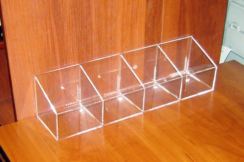 Диспенсер демонстратор 4 ячейки для мелкого товара