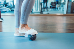 Мяч массажный 9 см серый