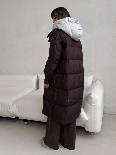 Удлиненный пуховик шоколадного цвета с контрастной жилеткой